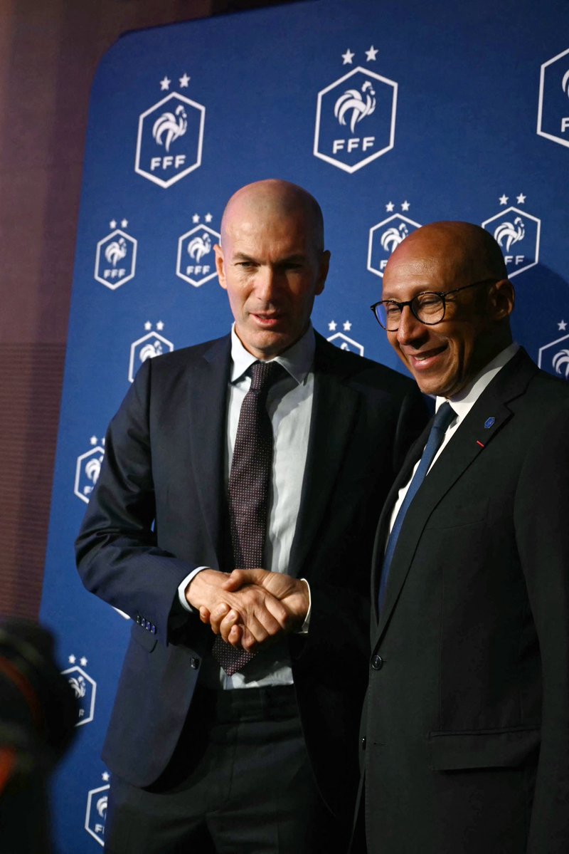 FabrizioRomano's tweet photo. ✨🇫🇷 New era for France starting today with Zinedine Zidane as new head coach. https://t.co/1xiY21UKXt