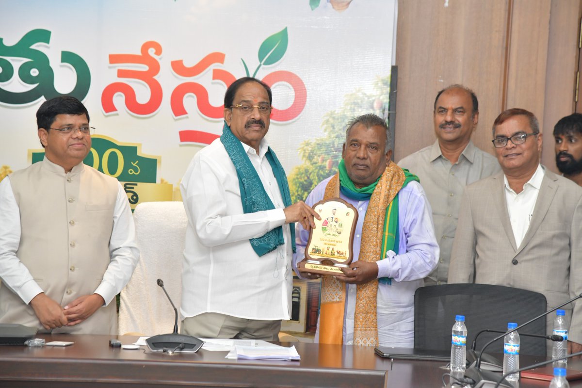 DigitalMediaTG's tweet photo. ✳️ హైదరాబాద్ సచివాలయంలో ఈరోజు నిర్వహించిన 'రైతునేస్తం' 100వ ఎపిసోడ్ కార్యక్రమం ఘనంగా జరిగింది. ఈ సందర్భంగా మంత్రి తుమ్మల నాగేశ్వరరావు మాట్లాడుతూ, శాస్త్రవేత్తలు, అధికారులు, రైతులు ఒకే వేదికపై ప్రత్యక్షంగా చర్చించే అవకాశాన్ని కల్పించడం ద్వారా రైతులకు శాస్త్రీయ వ్యవసాయంపై అవగాహన పెంచడమే ఈ కార్యక్రమం ప్రధాన ఉద్దేశ్యమని అన్నారు. 2024 మార్చి 6న సీఎం శ్రీ రేవంత్ రెడ్డి చేతుల మీదుగా ప్రారంభమైన 'రైతునేస్తం' కార్యక్రమం 100 ఎపిసోడ్లు పూర్తి చేసుకోవడం రైతుల విశ్వాసానికి నిదర్శనమని మంత్రి అన్నారు. 

✳️ ఇప్పటివరకు 24,85,581 మంది రైతులు ప్రత్యక్షంగా పాల్గొనగా, వారిలో 5,26,107 మంది మహిళా రైతులు ఉన్నారని మంత్రి తెలిపారు. రెండేళ్ల కాలంలో 2,43,830 మంది అధికారులు ఈ కార్యక్రమంలో పాల్గొనగా, మొత్తం 27.30 లక్షలకు పైగా రైతులు కార్యక్రమం ద్వారా ప్రయోజనం పొందారని వెల్లడించారు. ప్రతి మంగళవారం ఉదయం 10 గంటల నుంచి 11.30 గంటల వరకు నిర్వహించే 'రైతునేస్తం' ద్వారా రైతులు అడిగే ప్రశ్నలకు అదే సమయంలో శాస్త్రవేత్తల నుంచి సమాధానాలు లభిస్తున్నాయని, దీనివల్ల పంటలకు నష్టం కలగకముందే సరైన నిర్ణయాలు తీసుకునే అవకాశం రైతులకు లభిస్తోందని మంత్రి వివరించారు.

✳️ 'రైతునేస్తం' ద్వారా రైతులకు వాతావరణ హెచ్చరికలు, జిల్లాల వారీగా అనువైన పంటలు, శాస్త్రీయ సాగు విధానాలపై నిరంతరం అవగాహన కల్పిస్తున్నామని మంత్రి తెలిపారు. ప్రస్తుతం ఒకవైపు ఎల్-నినో ప్రభావం, మరోవైపు ప్రపంచవ్యాప్తంగా నెలకొన్న యుద్ధ పరిస్థితులు వ్యవసాయ రంగంపై ప్రభావం చూపే అవకాశాలు ఉన్నాయని, ఇలాంటి పరిస్థితులను ప్రభుత్వం, రైతులు కలిసి సమర్థవంతంగా ఎదుర్కోవాల్సిన అవసరం ఉందని మంత్రిశ్రీ తుమ్మల నాగేశ్వరరావు అన్నారు. 

✳️ కార్యక్రమంలో మంత్రి శ్రీ జూపల్లి కృష్ణారావు, గద్వాల ఎమ్మెల్యే శ్రీ బండ్ల కృష్ణమోహన్ రెడ్డి, రాష్ట్ర ప్రధాన కార్యదర్శి శ్రీ సంజయ్ జాజు, వ్యవసాయశాఖ ప్రత్యేక ప్రధాన కార్యదర్శి కె. సురేంద్ర మోహన్, వ్యవసాయశాఖ డైరెక్టర్ బి. గోపి, హార్టికల్చర్ ఎండీ యాస్మిన్ బాషా, సహకార శాఖ కమిషనర్ రాహుల్ రాజ్, వ్యవసాయ, ఉద్యాన విశ్వవిద్యాలయాల వైస్ ఛాన్సలర్లు జానయ్య, రాజిరెడ్డి, వివిధ జిల్లాల ఆదర్శ రైతులు, అధికారులు, రాష్ట్రవ్యాప్తంగా ఉన్న 1600 రైతువేదికల ద్వారా లక్షలాది మంది రైతులు మరియు ఎమ్మెల్యేలు, జిల్లా కలెక్టర్లు పాల్గొన్నారు.

#RythuNestham #TelanganaFarmers
#Agriculture #CMRevanthReddy
#TummalaNageswaraRao #TelanganaGovernment #TelanganaAgriculture

@TelanganaCMO @revanth_anumula @Tummala_INC