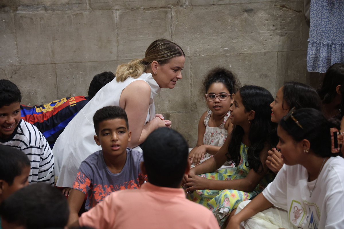 MargaProhens's tweet photo. Benvinguts a tots els infants del programa Vacances en Pau, que durant un estiu més feis de les Illes Balears ca vostra.

Gràcies a les famílies que aquests dies obriu les portes de ca vostra amb tanta il·lusió, generositat i estima per compartir la vostra llar, la vostra família, les vostres tradicions i el vostre afecte.

El meu agraïment també a l’Associació d’Amics del Poble Sahrauí, als voluntaris i a totes les persones que, any rere any, feis possible aquest projecte amb la vostra dedicació i implicació. 

Des del Govern reiteram el nostre compromís amb el poble sahrauí i amb una solució justa, duradora i respectuosa amb el seu dret a decidir.

Molt bon estiu a tots i que sigueu molt feliços!