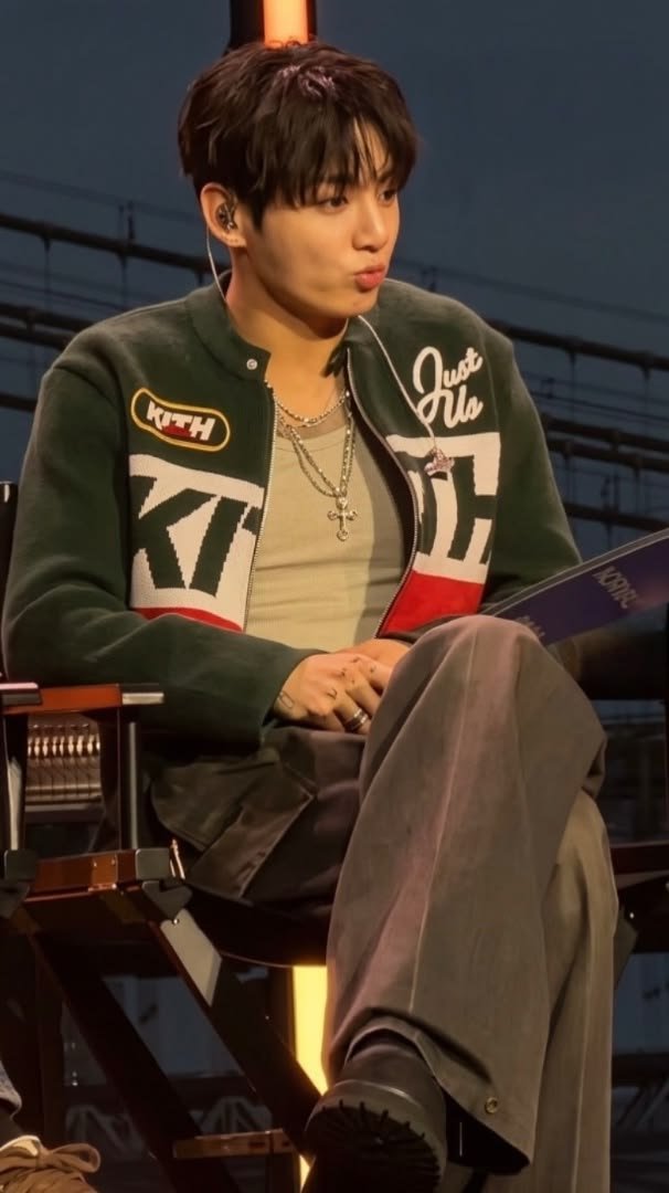 97STARRYKOO's tweet photo. you all moved on so fast from this look btw https://t.co/bxZiXs5Kb6