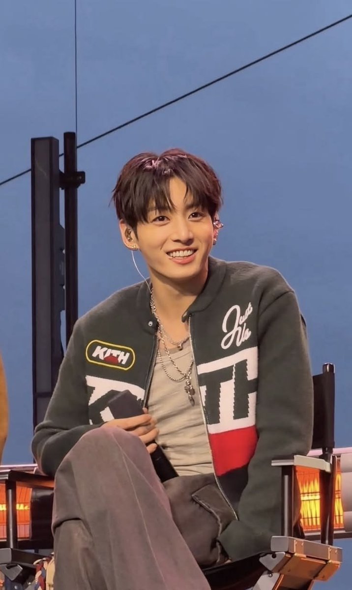 97STARRYKOO's tweet photo. you all moved on so fast from this look btw https://t.co/bxZiXs5Kb6