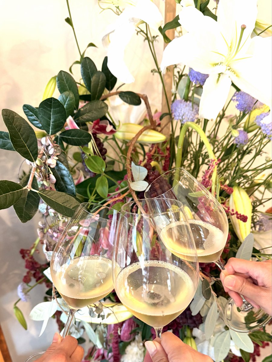 mirukamakura's tweet photo. 鎌倉大船に大船のわいんや、よりそいが本日open
鎌倉ワイン栽培醸造部のメンバーで伺う
ソムリエの選ぶワインを一杯🍷からいただけます
鎌倉御成、べべの生チーズが大船で買えるのもありがたい😃
#大船のワインやよりそい https://t.co/TntrwBHxjW