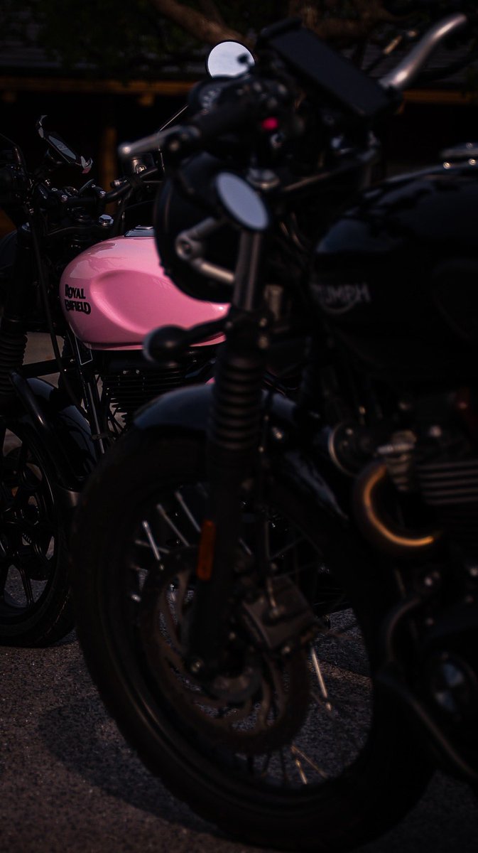 tenchan_bike's tweet photo. せっかくバイク納車したのに徳島で一緒に走れるひとおらんすぎて悲しい
4年ぶりバイクで慣れるまで1人で走る自信ないんで誰か慣らし付き合ってください
#royalenfield
#バイク https://t.co/kYeTvNxjgj