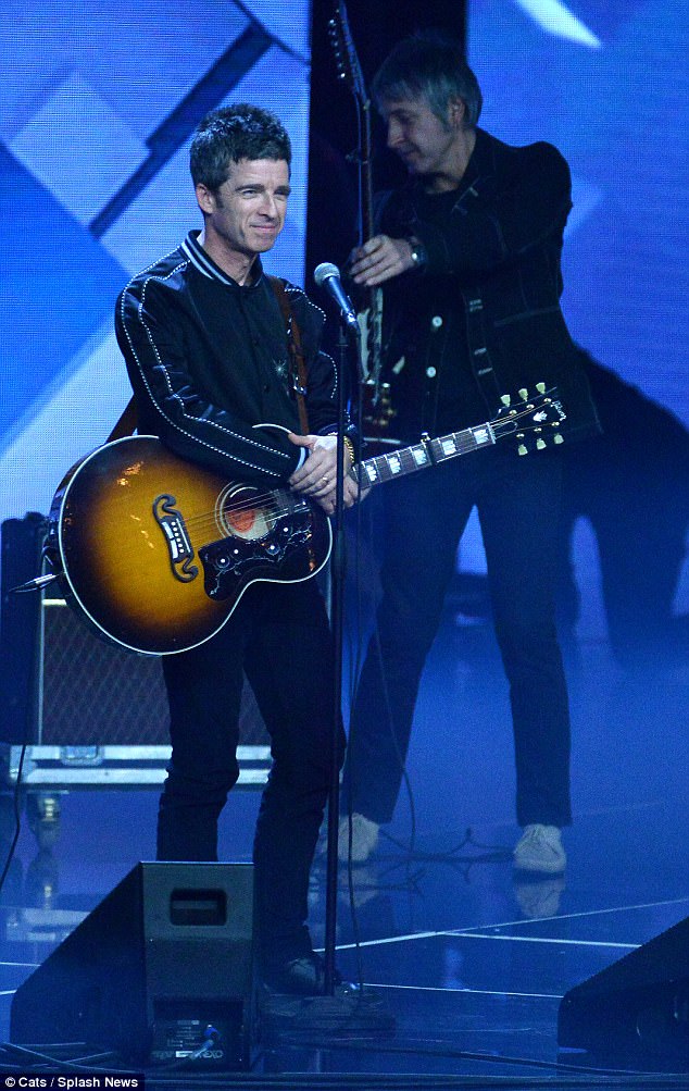 noelcheodori's tweet photo. 근데 너무 작다고 겜자님 저기 한참 뒤에 계신데 왜 너가 더 작냐고 너 기타보다 작다고 https://t.co/Cqw5MZSqnn