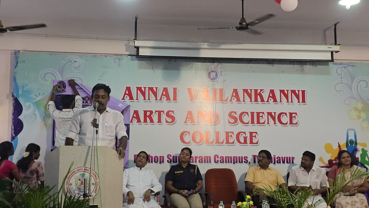 TVK_Thanjai's tweet photo. இன்று சிங்கப்பெண் சிறப்பு படை விழிப்புணர்வு நிகழ்ச்சி அன்னை வேளாங்கண்ணி கல்லூரி நடைபெற்றது இதில் சிறப்பு விருந்தினராக
தஞ்சாவூர் சட்டமன்ற உறுப்பினர்
திரு இரா.#விஜய்சரவணன் அவர்கள் கலந்து கொண்டு சிறப்புரையாற்றினார் 

@TVKVijayHQ #தமிழகவெற்றிக்கழகம்‌ 
#TVKVijay‌ #Thanjavur https://t.co/QqavrlRWDN