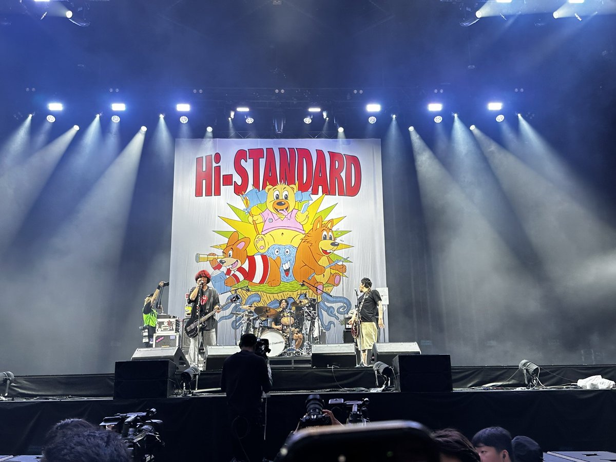 pixie_1926's tweet photo. 今回の1番のお目当ハイスタ！３人の登場からテンションは爆上がりで、演奏されるすべての曲の歌詞が自然に口から出てきて懐かしさも喜びもごちゃ混ぜで感情が目まぐるしかったです🎸✨
無数の人たちが張り上げる声に混ざって聞こえてくる歌が、このライブを自分だけの特別な体験にしてくれました😄✨ https://t.co/mQshBzbU7i