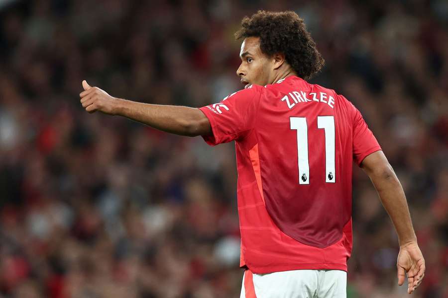 alvaritomfs's tweet photo. Joshua Zirkzee es uno de los ejemplos del perfil que busca el Betis. El Manchester United pagó 42 millones hace dos temporadas, pero ahora no cuenta con él. Los ingleses están en disposición de negociar su salida, pero en este tipo de negociaciones se deben dar muchos condicionantes. 

Por ejemplo, que el futbolista tense la cuerda y rechace otras ofertas, como en su día hizo Antony, y que otros grandes dejen de lado la puja (Juventus y Como le quieren). Un jugador al que por cierto el Betis vigila desde hace mucho tiempo.

Su llegada, como es lógico, es sumamente compleja y se manejan varios nombres de peso, pero ese el tipo de perfil que está sondeando el Real Betis en estos momentos. Ese futbolista 'devaluado' con ganas de relanzar o asentar su carrera en un lugar que le brinde confianza. Por eso la llegada del delantero será cuestión de paciencia.