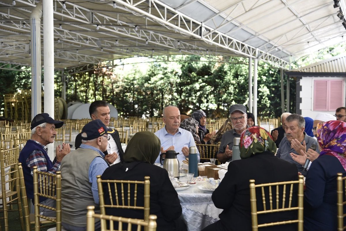 GDursunbey's tweet photo. Kaymakamımız Sn. Musa AYYILDIZ, Belediye Başkanı Sn. Ramazan BAHÇAVAN ve İlçe protokolü ilçemizde kaymakamlığımız tarafından düzenlenen Şehit Yakınları ve Gazilerle Kahvaltı Programına katılarak şehit aileleri ve gazilerimizle bir araya geldi. https://t.co/tbXH8mchKa