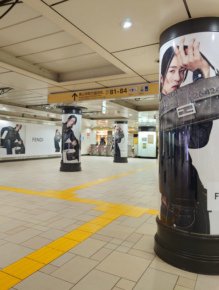 feb16april02's tweet photo. 今週は、表参道駅構内にFENDI広告✨

「目黒蓮（呼び捨て😂)だらけ」との声が度々聞こえてきます
目黒くんの圧倒的存在感

1, 2枚目: 改札内
3枚目:改札外
4枚目: 改札内は全体的にこんな感じです

#目黒蓮　#FENDI  #RenMeguro https://t.co/7tVEm1lE7K