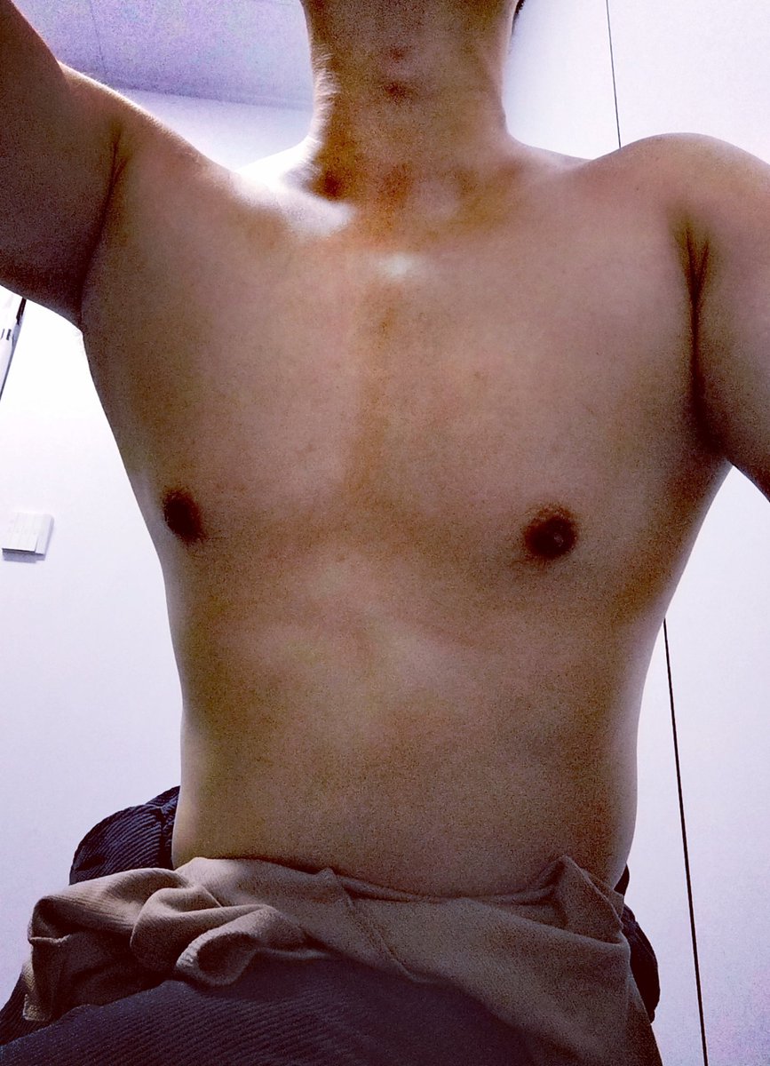 520xiaoyuan's tweet photo. 想把人压在身下
#脂包肌 #高壮男 #185 #45码
#1m #0s #肌肉 https://t.co/rV85zhWnTf