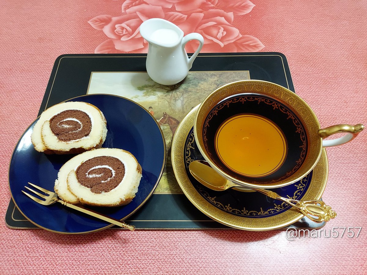 maru5757's tweet photo. 夜のお紅茶。
Janat シマロンドール さとい栗を🌰
チョコロールを添えて。
☕はエインズレイ ジョージアンコバルトで。

地震、職場にいる時にかなり揺れたので、急いでお家に帰って確認したところ☕🫖は全て無事でほっとしました。

九州のフォロワーさんご無事だと良いのですが… https://t.co/8oaBsgoIMZ