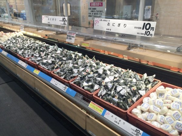 ITTOKU_55's tweet photo. イオンモール熊本は前回の熊本地震で物資の集約・提供拠点として重要な役割を果たしてくれました
有名だったのがおにぎり10円で提供
確か地震が起こって3～4日くらいでこの量を提供してくれました

なんとか中の人たちは無事であってほしい

https://t.co/hH9LjXqk7r https://t.co/9fhllNogHi