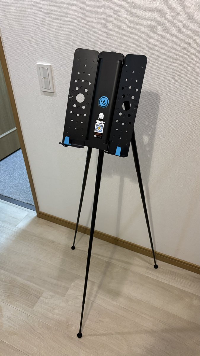 harucla529's tweet photo. クラリネットのケースに入っちゃう譜面台を、ついに手に入れた！
カラオケでの練習も快適になりそう😁

"Wee Stand"って言うらしい。
カーボン製で500gくらい？軽い！ https://t.co/NPerZQIeiu