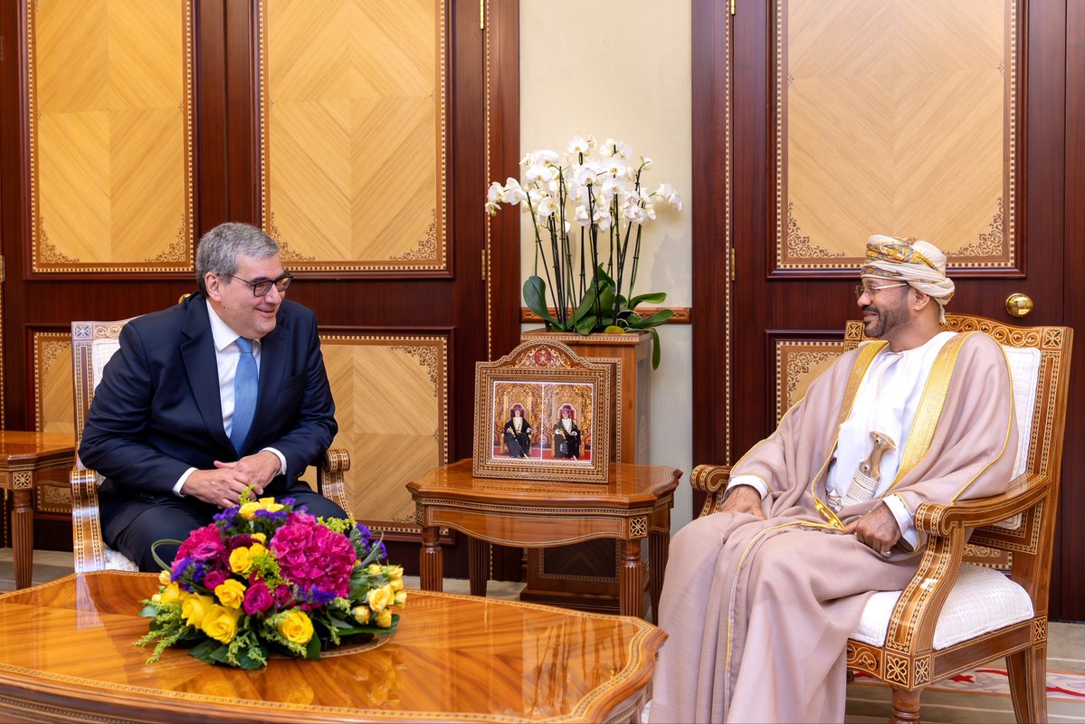 FMofOman's tweet photo. 📸 | تسلّم معالي السيد @badralbusaidi وزير الخارجية، نسخة من أوراق اعتماد سعادة جواو باتيستا دو ناسيمنتو ماجالهايس، سفير جمهورية البرازيل الاتحادية المعيّن لدى سلطنة عُمان.

وقد رحّب معالي السيد الوزير بسعادة السفير، متمنيًا له التوفيق في أداء مهامه، وللعلاقات الثنائية بين البلدين الصديقين مزيدًا من التطور والنماء.

حضر المقابلة عدد من المسؤولين بوزارة الخارجية.