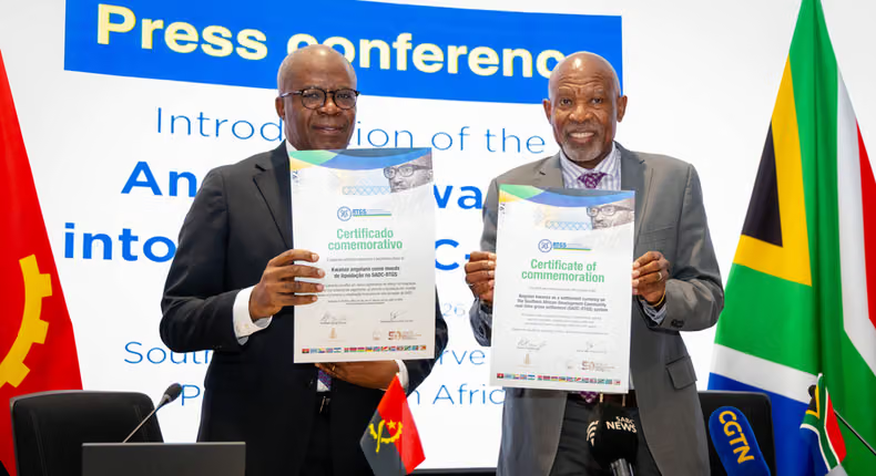BusInsiderSSA's tweet photo. Africa’s largest economy takes major step towards local-currency trade as Angola’s🇦🇴 kwanza joins regional payment system

South Africa🇿🇦 has taken a major step towards expanding local-currency trade in Southern Africa after the Angolan kwanza became the second settlement currency on a regional payment system that had operated exclusively in rand for 13 years.