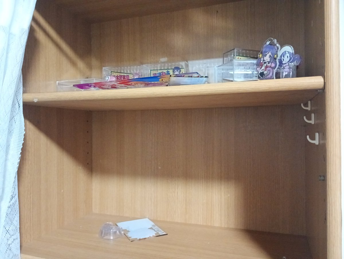 60xCf's tweet photo. 地震にて棚に並べてたフィギュアとかアクスタとか全部落ちてました😭😭
本棚に並べてたグッズたちも結構落ちてて、みなさんグッズの耐震対策大事ですよ… https://t.co/D0oJRe7mJG