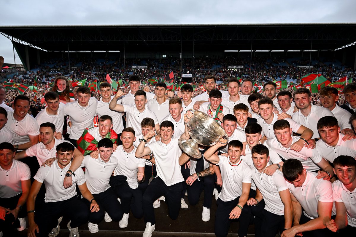 officialgaa's tweet photo. Níl aon tinteán mar do thinteán féin. Tá Sam ar ais i @MayoGAA! 🟢🔴🏆 https://t.co/X3oj5eQFMR