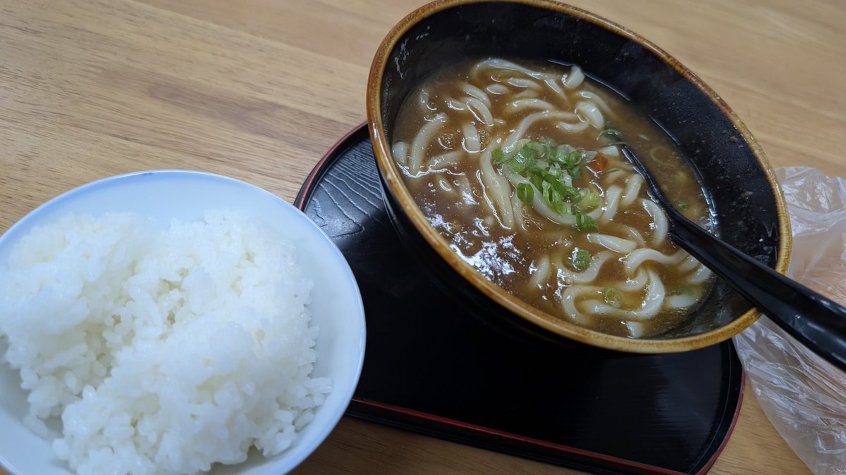 jcahiro's tweet photo. カレーうどん900円 
ご飯250円 

食べるところ無いし
20時まで助かる https://t.co/rnm13bINrt