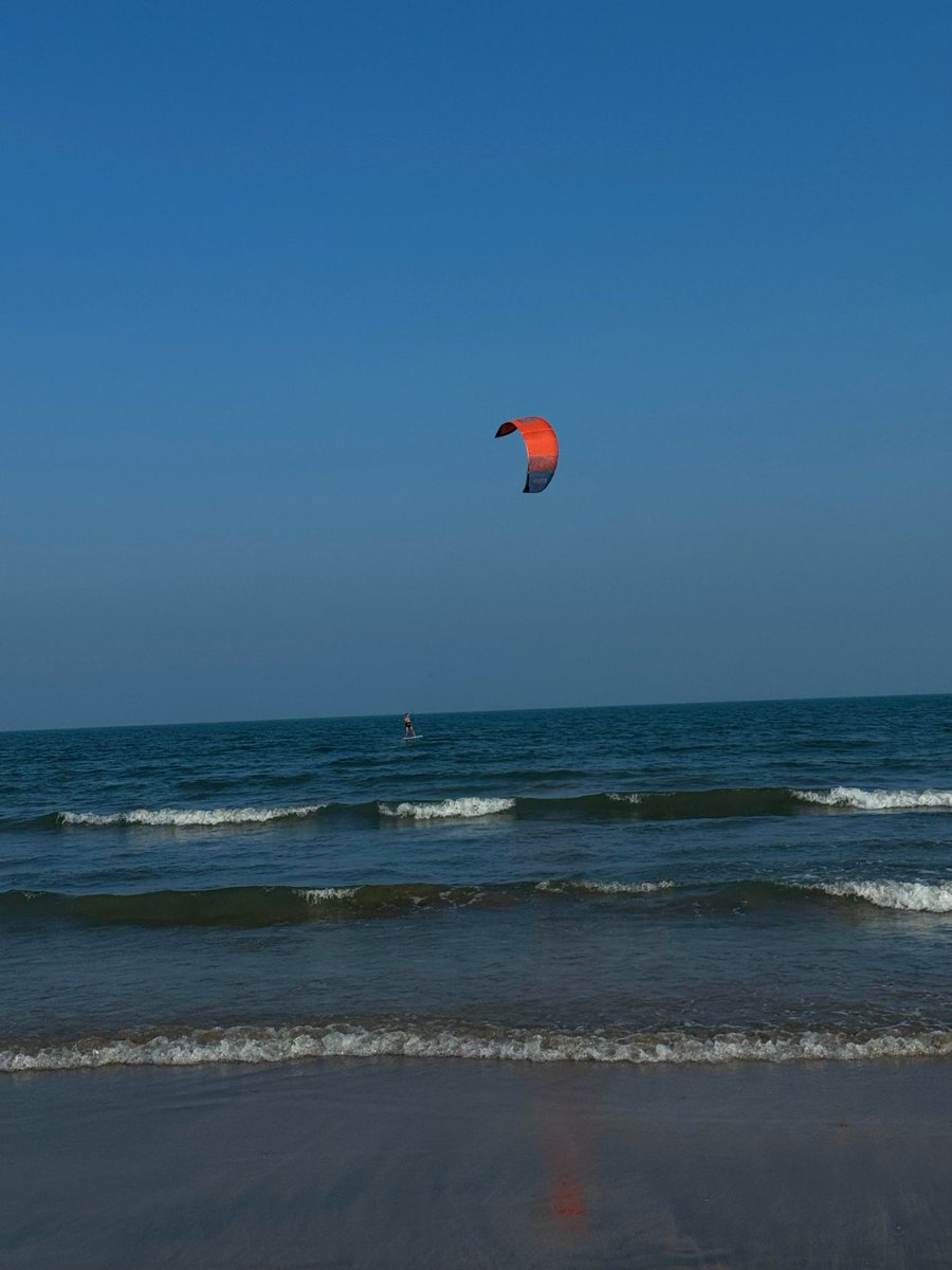 CreamHush's tweet photo. Saw a white starfish painted on the pavement, kite surfers floating across the water. Blue sky, blue sea, that slow breeze that makes you forget about time. Just one of those moments that only happens by the ocean ⭐ https://t.co/E2ZlQJli90