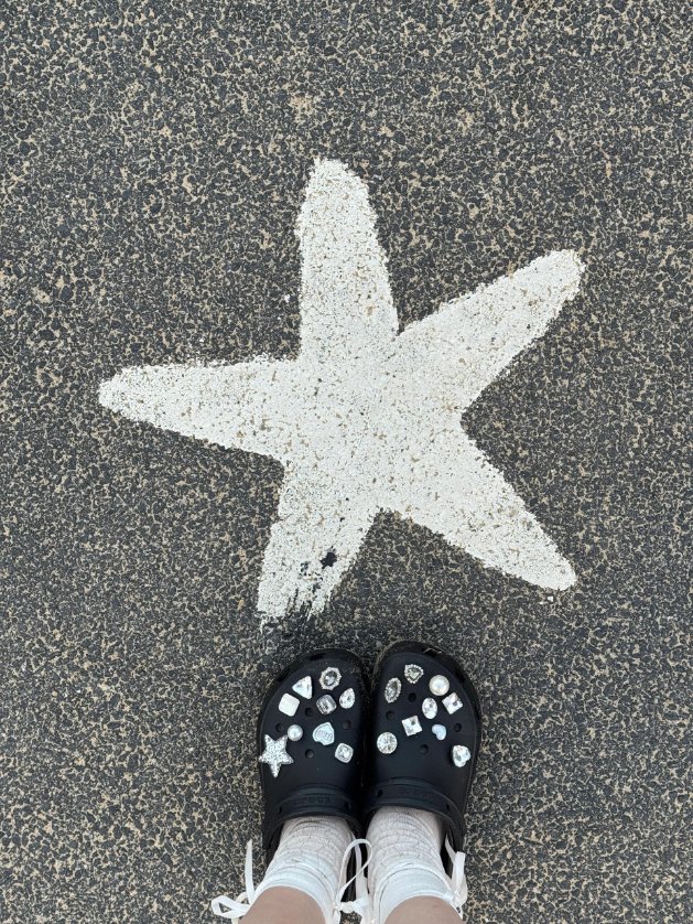 CreamHush's tweet photo. Saw a white starfish painted on the pavement, kite surfers floating across the water. Blue sky, blue sea, that slow breeze that makes you forget about time. Just one of those moments that only happens by the ocean ⭐ https://t.co/E2ZlQJli90