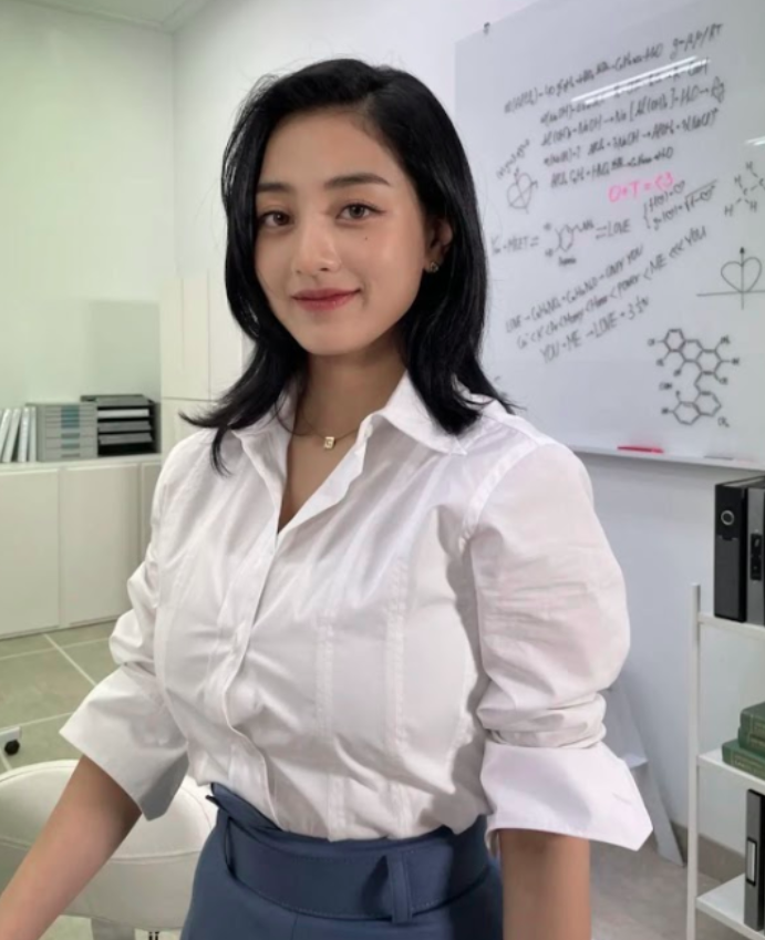 AboutMusicYT's tweet photo. TWICE's Jihyo in Scientist. https://t.co/QyamjR7tRN