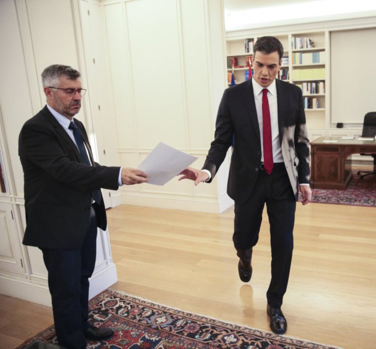 tresmasciento's tweet photo. -Señor presidente, aquí tiene el informe que han redactado las hijas de Zapatero.
-Pero si es un papel en blanco.
-Sí.
-Vale, ¿qué le debo?
-Dos millones. https://t.co/efozS4OmX4