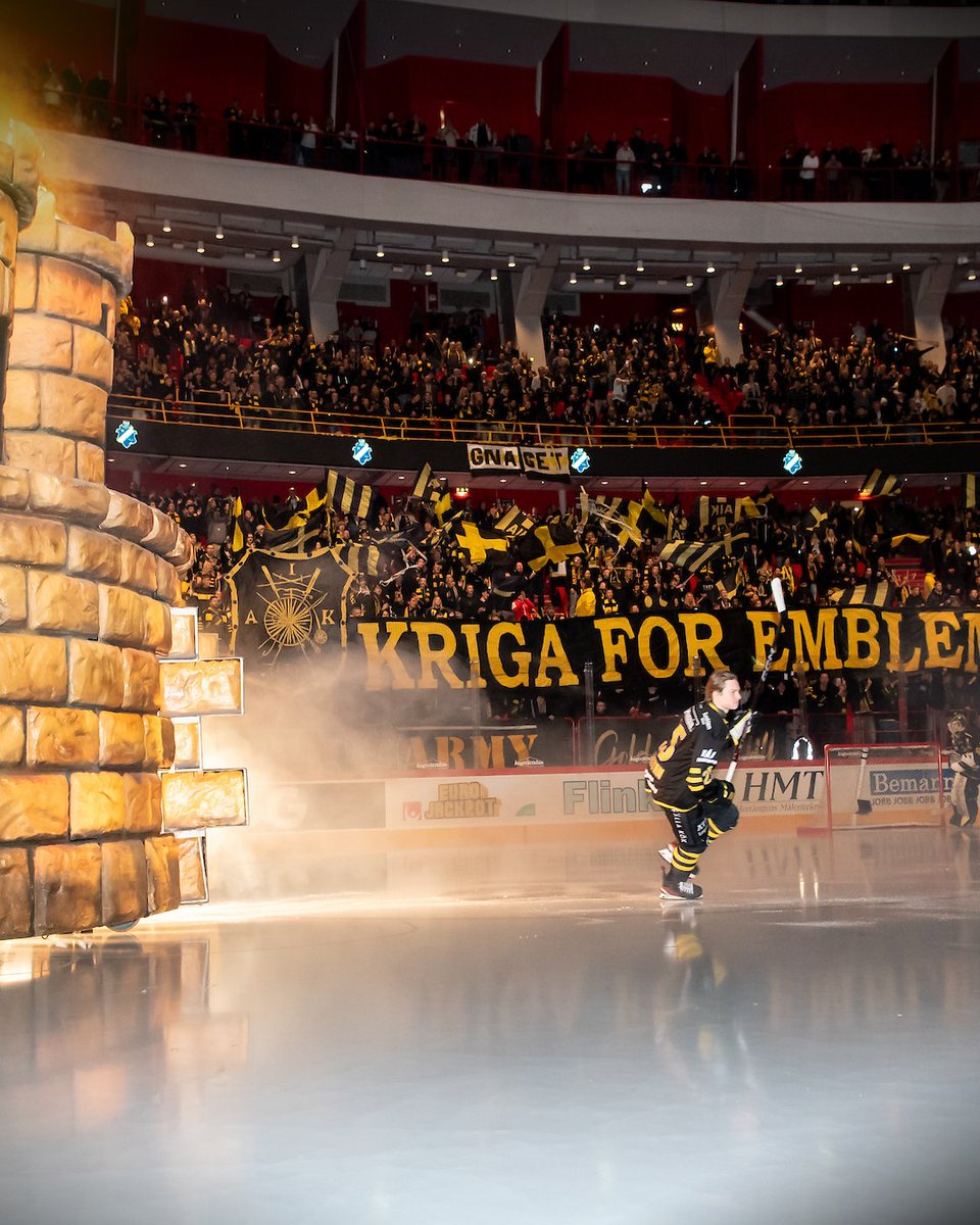 AIKishockey's tweet photo. Under gårdagen passerade vi 9000 sålda biljetter till premiären den 18 september och vi rör oss snabbt mot 9500.

Med anledning av att det endast återstår drygt 150 biljetter på A-etage och att långsidorna på B-etage sedan flera dagar varit slutsålda kommer vi imorgon kl 18:00 att öppna samtliga platser på arenan.

Nu fyller vi Globen till sista stol!
🐀https://t.co/wCSWhaqIDj