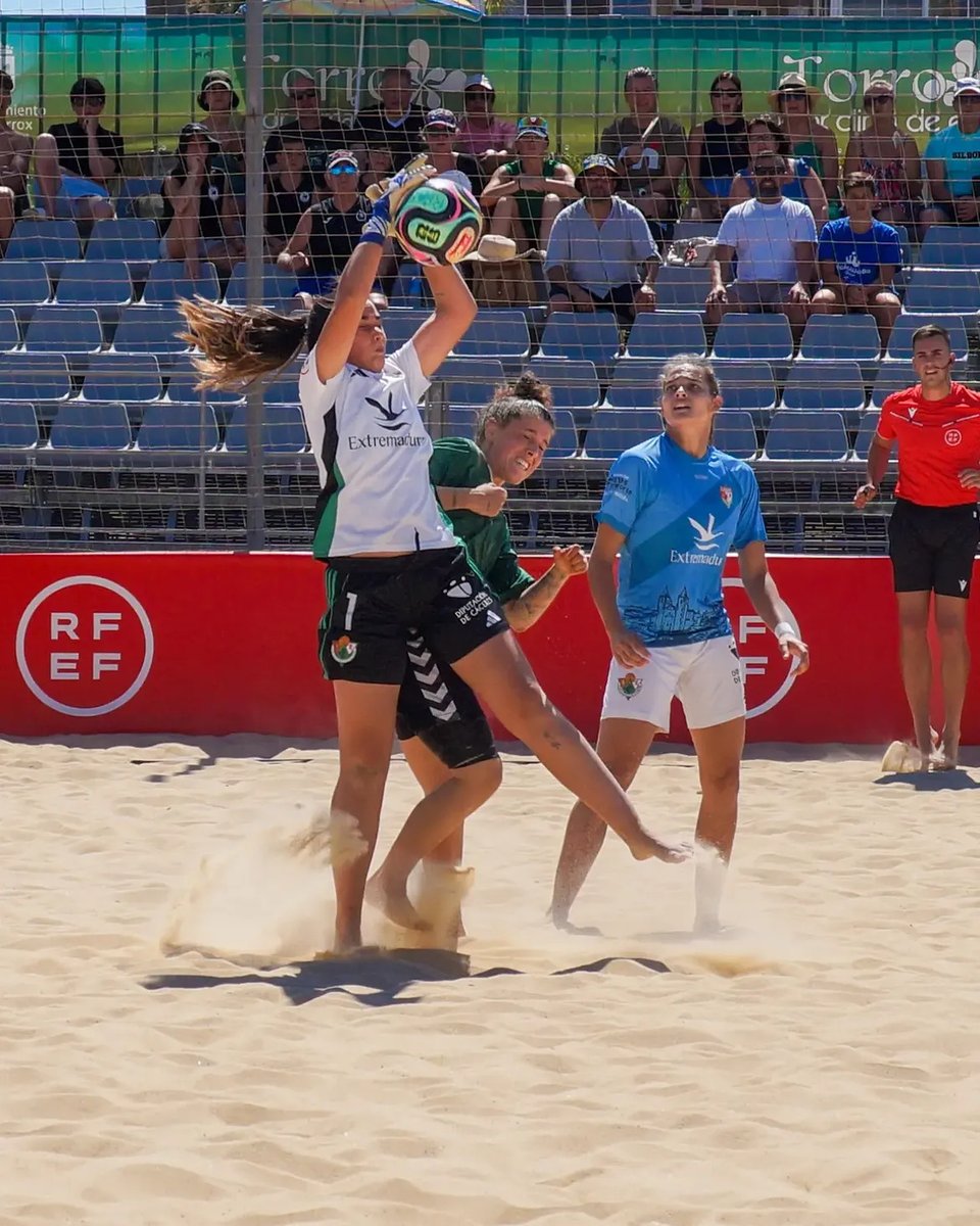 CacerenoFem's tweet photo. 📸 𝔼𝕊𝕋𝔸𝕄ℙ𝔸𝕊 ℚ𝕌𝔼 ℕ𝕆𝕊 𝔻𝔼𝕁Ó 𝔼𝕃 #FútbolPlayaRFEF 🧤

©️  @arooabarreroo ⛔

#CacereñoFem https://t.co/YQLJi5ATjG