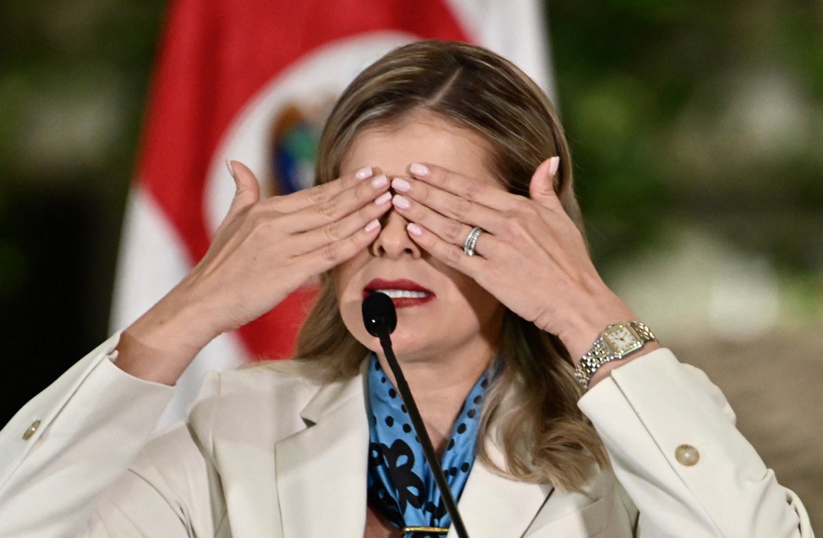 Janekeithduran's tweet photo. Usaban la Terminal de Contenedores de Moín para exportar droga. Sí, ahí donde el chavismo puso escáneres. Sí, también ese puerto donde Chaves juró que no iba a pasar ni un gramo de droga. 🤡 https://t.co/bWAdgBWMPa