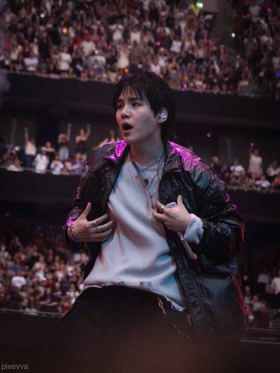 sugadooll's tweet photo. this rockstar yoongi look https://t.co/bzXNJ5Nnaf