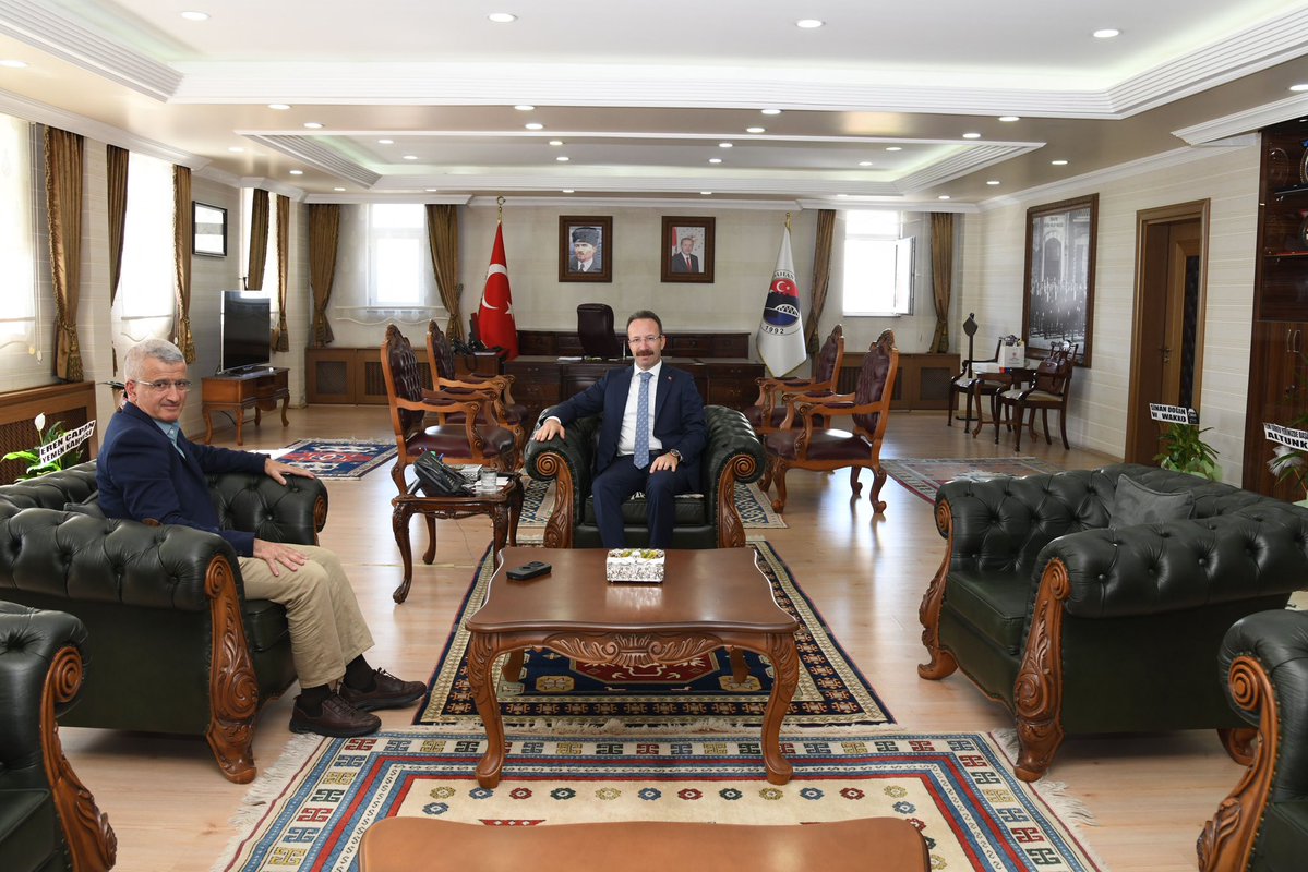 ArdahanValiligi's tweet photo. ◼️ Erzurum Orman Bölge Müdürü Sn. Serkan Karakurt ve Ardahan Orman İşletme Müdürü Sn. Ömür Temur, 

◼️ Anadolu Ajansı Ardahan Muhabiri Sn. Günay Nuh, 

◼️ Ardahan Haber imtiyaz sahibi Sn. Özkan Karakaya, 

Valimiz Sn.. @omerhilmiyamli ’ya hayırlı olsun ziyaretinde bulundu.

#Ardahan