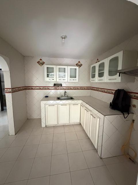 NaranjoDuque's tweet photo. Apto. Dúplex en Primero de Mayo. Cód: 2464.
Alquila en pisos 2 y 3: 6 alcobas con clóset, 2 estudios, 2 salas-comedor, 2 cocinas semi-integrales a gas, 3 baños y 2 zonas de oficios.
Precio: $2.900.000.
Incluye parqueadero para 3 motos.
602 8960448, 3157050711, 3241000095. https://t.co/JhTBWYc81T