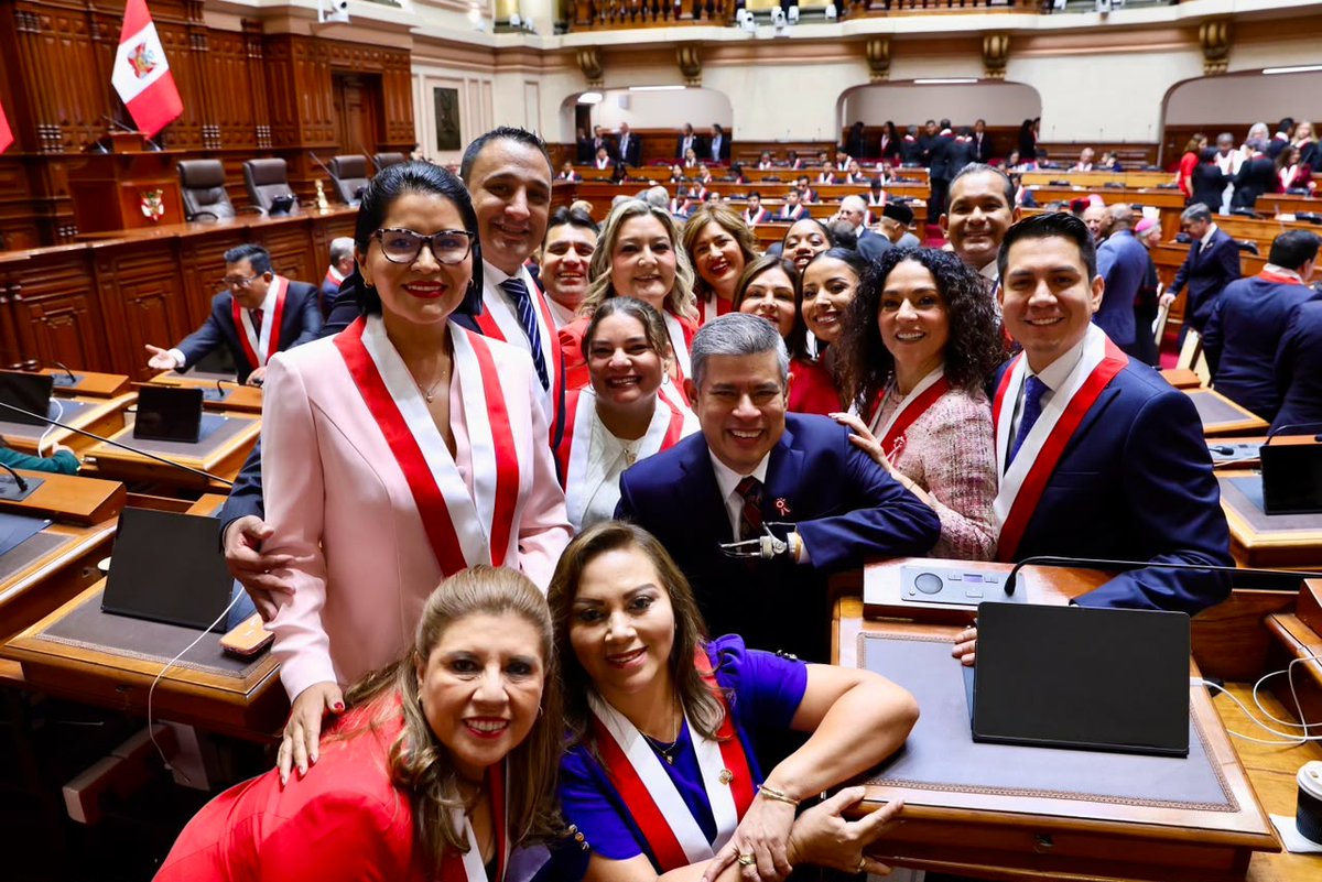 BankadaFP's tweet photo. Así vivimos la previa a la Sesión Solemne. 🇵🇪

Con gran orgullo y emoción, quedamos a la espera del mensaje al Congreso de la presidenta electa Keiko Fujimori.
¡Firmes por el Perú! 🙌

#28DeJulio #FiestasPatrias https://t.co/HnCdq6YMlj