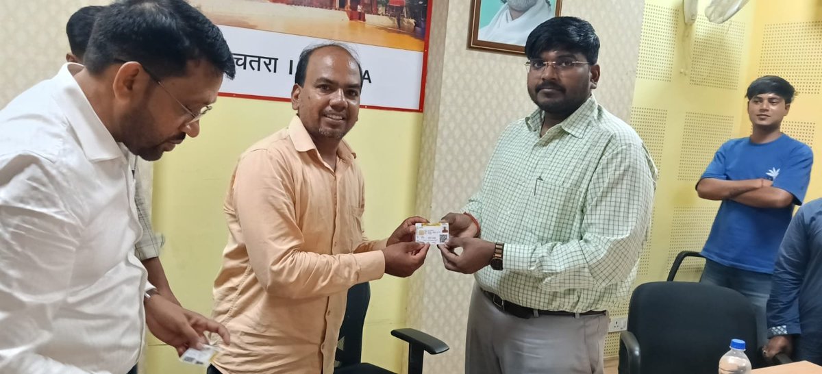 DCChatra's tweet photo. राज्यस्तरीय कार्यक्रम के क्रम में आज समाहरणालय परिसर में उपायुक्त श्री रवि आनंद ने चतरा जिले के 17 चयनित लाभुकों को ड्राइविंग लाइसेंस प्रदान किए। इस अवसर पर उन्होंने सुरक्षित एवं जिम्मेदार वाहन संचालन तथा यातायात नियमों के पालन का संदेश दिया। (1/2) @JharkhandCMO @prdjharkhand https://t.co/KZ28pXyk64