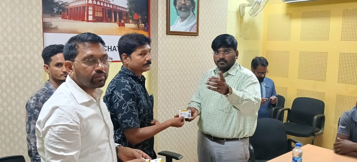 DCChatra's tweet photo. राज्यस्तरीय कार्यक्रम के क्रम में आज समाहरणालय परिसर में उपायुक्त श्री रवि आनंद ने चतरा जिले के 17 चयनित लाभुकों को ड्राइविंग लाइसेंस प्रदान किए। इस अवसर पर उन्होंने सुरक्षित एवं जिम्मेदार वाहन संचालन तथा यातायात नियमों के पालन का संदेश दिया। (1/2) @JharkhandCMO @prdjharkhand https://t.co/KZ28pXyk64