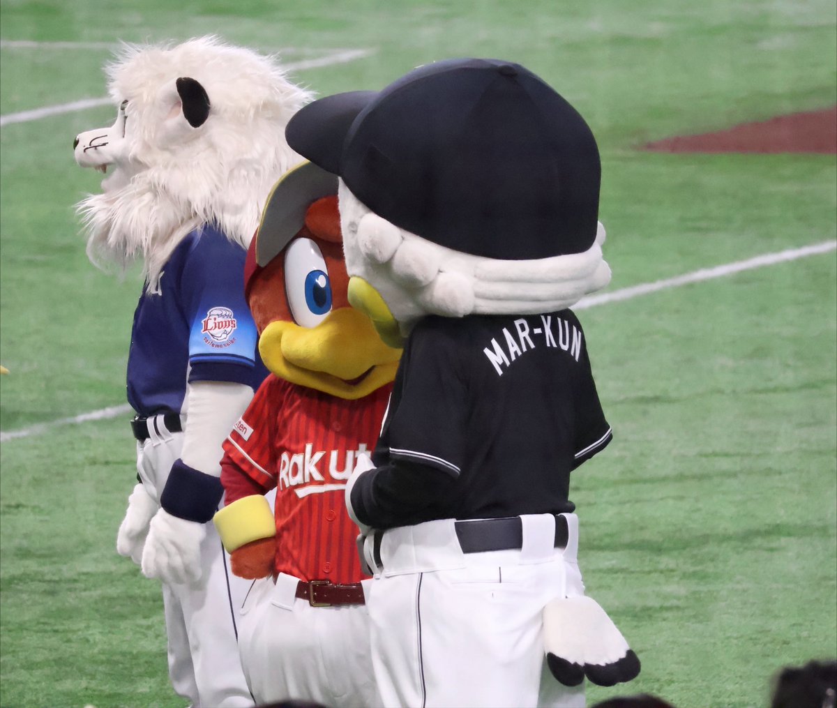 _fs_18sy2's tweet photo. そんなに人(鷲)のおなかと自分のおなか比べるんじゃないよ

#chibalotte 
#RakutenEagles
#マイナビオールスター2026 https://t.co/OrzGpIppqZ