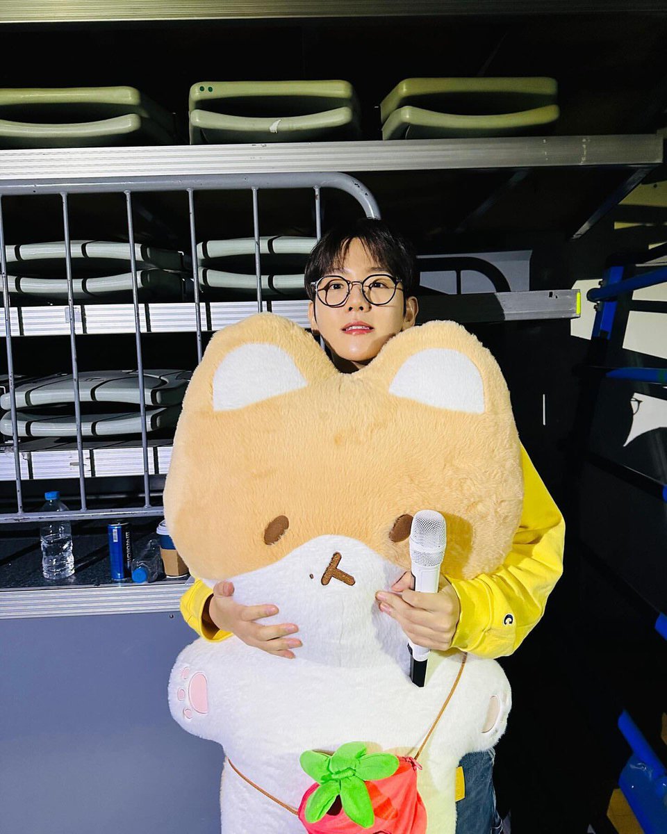asdpcy's tweet photo. ขอยกตัวอย่างอีกผลงานของการไม่รีเซลของเอสเอม ทอแลกียักษ์ของแบคฮยอน ขายพรีออเดอร์อย่างเดียว ไม่มีพร้อมส่ง ขายรอบเดียว ราคาขาย 150,000 วอน (ร้านพรีส่งเรือ 4500฿) ปีนี้ 2026 รีเซลคนเกาขาย 450,000 - 500,000 วอน ก็หมื่นกว่าบาท ซึ่งหายากมาก ไม่มีคนปล่อยแล้ว😭😭😭 https://t.co/qHIQhGp2VV