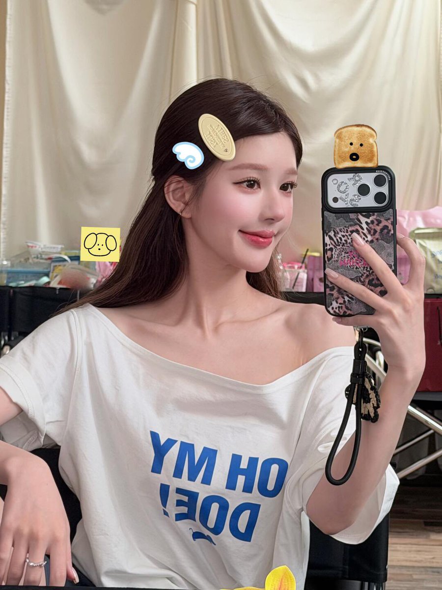 ZhaolusiTH's tweet photo. 260728｜🌹Xiaohongshu Update！📕

[ Trans ]
" 🪽
เลิกงาน✌🏻"

🖇️https://t.co/cfONqKgb8Y

#จ้าวลู่ซือ #赵露思 #Zhaolusi https://t.co/PasesHDPYh