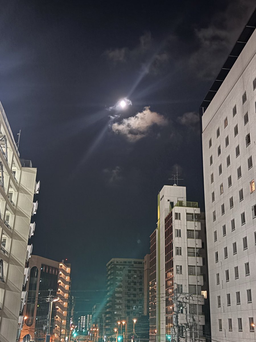 shibanoon's tweet photo. 帰るー
帰っても怖いけど

月はキレイです https://t.co/yB9sDlf9gr