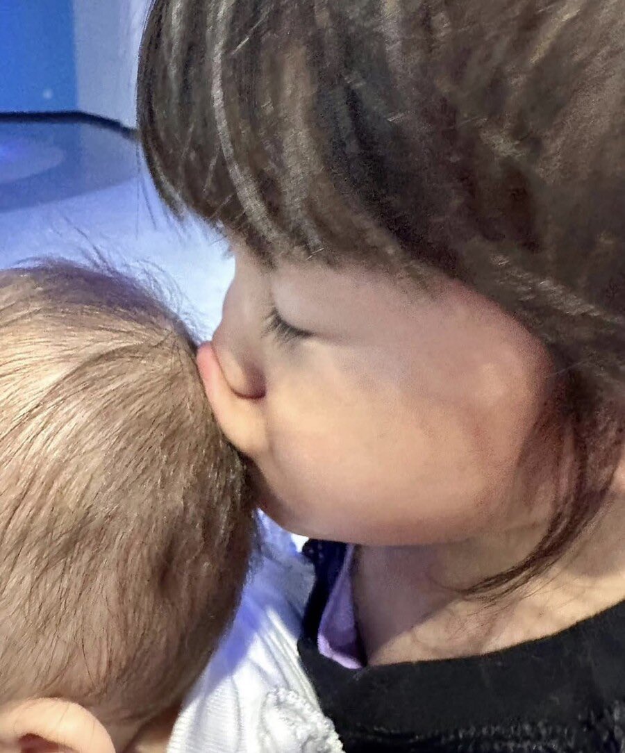 realtrulover's tweet photo. 근데 냠누는 쫌 여돌끼리 가벼운 애정표현하듯
chu~ ♡하고 떨어지는 뽀뽀가 아니라 
눈감고 상대를 느끼려하는것같음 본능적으로 https://t.co/PNiqJPvt9w