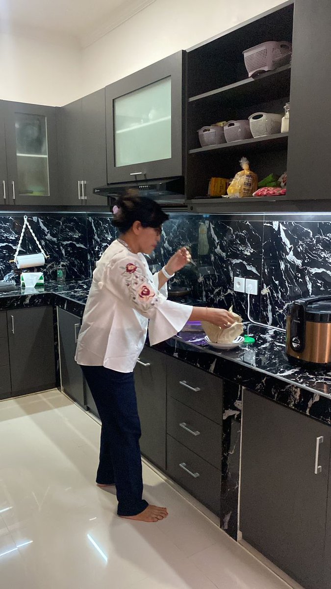 IsiKepalaRamai's tweet photo. gimana yah cara nolak supaya mertua gak kerumah gue lama banget. jadi gue dan suami itu kan merantau. mertua gue sering kalau kerumah gue 2 minggu, 2 bulan sekali. ibu mertua gue suka banget masak, jadi pagi siang sore malam dia masak didapur. masalahnya rumah gue dapur dan living room itu gabung jadi open space. rumah gue 1 lantai 3 kamar. sebenernya ukurannya living dan dapur lumayanlah, tapi semuanya di satu area.

gue sumpek banget ngerasa rumah selalu penuh masakan..

semuanya dimasak. dan bapak mertua gue maunya makan itu harus hangat, jadi setiap dia mau makan, harus dihangatin. dan sering bikin gorengan dll pokoknya kompor selalu nyala.

gue itu biasa tertata. pagi masak untuk sampai siang sore masak untuk malam. dan masakan gue simple. biasa chinese food atau masakan simple
sedangkan mertua masak itu yang heboh, masakan traditional dan sehati 3x masak.

gue pusing liat meja makan gue penuh makanan. barang bapak mertua gue kegeletak di sofa, dll

dirumah gue ada 3 anak. dan ada 1 art pp dari jam 6.30-17.30 rumah gue biasa rapih dan wangi. suami pulang kerja gue biasa rumah rapih dan wangi setiap ada mertua rumah gue bau terasi dan selalu panas hawa masak. rambut gue selalu bau masakan
gue udha bilang ke mertua. kalau kami biasa seperti ini. suami datang rumah bersih wangi dan anak sudah bersih.

selama ada mertua gak bisa gitu mertua bilang “gapapalah selama emak disini aja” tapi gue gak tahan, udah 8 tahun menikah dan rasanya gue muak

selama ada mertua gue enggan nyentuk dapur. berantakan, dan selalu penuh barang.

belum lagi mertua gue selalu ngasih anak gue jajan eskrim (anak gue usia 7,4 dan 1) selalu diajak ke indomaret. udah gue bilang jangan. tapi gak diindahkan
anak gue jadi susah belajar. maunya main sama mbah dan kakungnya, gue sulit atur anak gue
gue muak banget, tapi kalau gue ngomong ke suami , tapi nyinggung perasaannya belum lagi ipar yang selalu minta duit, padahal udah dikasih bulanan tapi gue ngerasa udah

dititik kesel dan jenuh alhasil setiap ada mertua gue cemberut gak bisa senyum dan males keluar kamar.
setiap ada dia, jam tidur anak gue , jam belajar dan lainnya sulit dikontrol

dan mertua gue bilang “ya salah kamu gaj bisa ngurus anak” padahal karena ada dia

btw aku tinggal di tangsel mertua di sby, dan ada ortuku di jakarta ortuku setiap minggu ngunjungi aku, tapi gak nginep, dan ngunjungin saat suami kerja. kadang weekend juga datang tapi gak nginep. main aja. aku gak masalah kalau mertuaku datang terus tapi aku risih kalau mereka “mengganggu” jadwal dan ketentraman ku. kadang aku ngerasa apa aku individualis gaj nerima keluarga suami. tapi aku ditahap kesel banget. paham gak sih 🥲

cc : saharaalanasta