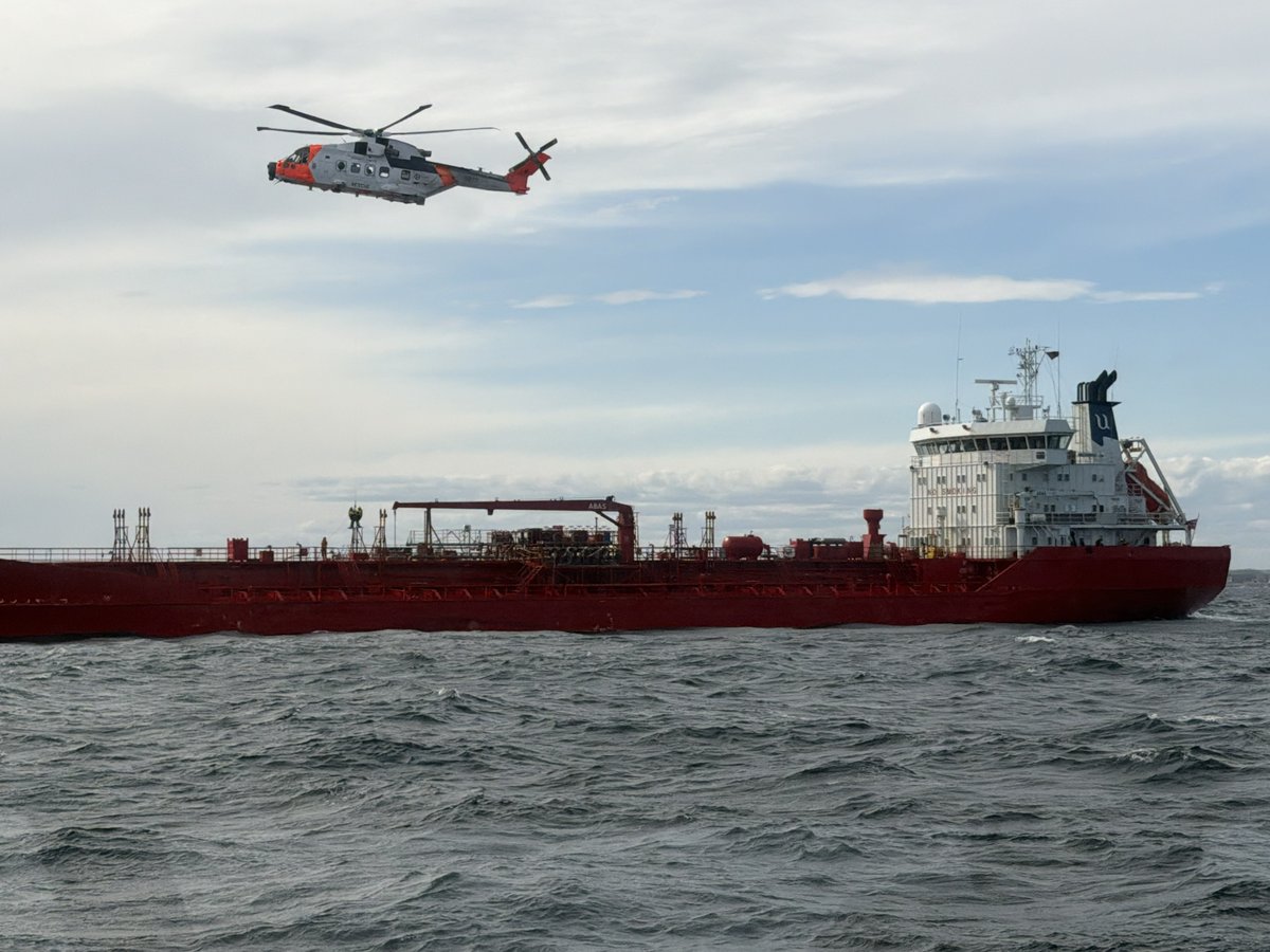 NSSR's tweet photo. Foto: RS «Ragnar Stoud Platou»/Redningsselskapet. Mannskapet på redningsskøyta opplyser at to politibåter, en brannbåt, en RIB fra Kystvakten og tre svenske redningsbåter er/har vært til stede ved tankbåten og at redningshelikopter nylig ankom. https://t.co/ru9eUsX1OZ