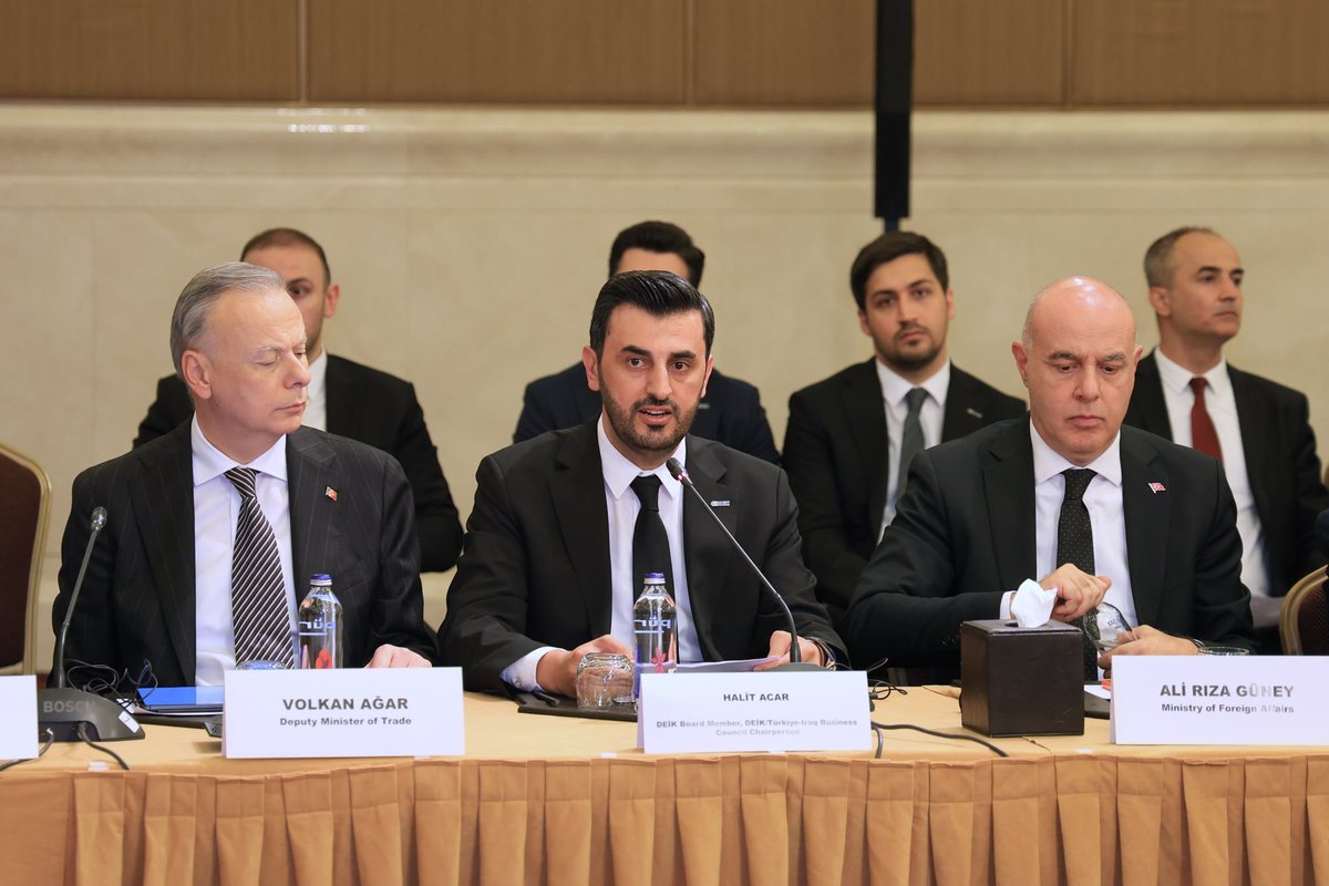 halitacar's tweet photo. DEİK/Türkiye-Irak Yuvarlak Masa Toplantısı’nı, Ticaret Bakanımız Sayın Prof. Dr. Ömer Bolat, Irak Ticaret Bakanı Sayın Mustafa Nazar Juma, Irak Dışişleri Bakanı Sayın Dr. Fuad Hussein, Irak Ulaştırma Bakanı Sayın Wahb Salman Mohammed, Ticaret Bakan Yardımcılarımız, Büyükelçilerimiz ve DEİK Başkanımız Sayın Nail Olpak’ın katılımlarıyla başarıyla gerçekleştirdik.

Toplantıda, bu ay Bağdat’ta gerçekleştirdiğimiz temaslarda Irak makamlarına sunduğumuz öncelikli gündem maddelerini bir kez daha değerlendirme fırsatı bulduk. Gümrük süreçlerinden bankacılık sistemine, yatırım ortamının geliştirilmesinden Kalkınma Yolu Projesi’ne kadar birçok başlıkta Türk özel sektörünün beklenti ve önerilerini ilgili makamlarla paylaşarak çözüm odaklı istişarelerde bulunduk.

Türkiye ile Irak arasındaki ekonomik ilişkilerin, karşılıklı güven ve güçlü iş birliği anlayışıyla çok daha ileri seviyelere taşınacağına inanıyor; toplantımıza katkı sunan başta Bakanlarımıza, Büyükelçilerimize, DEİK Başkanımız Sayın Nail Olpak’a ve tüm katılımcılara teşekkür ediyorum.

@NailOlpak 
@deikiletisim 
#İşimizTicariDiplomasi 
#TürkiyeIrak