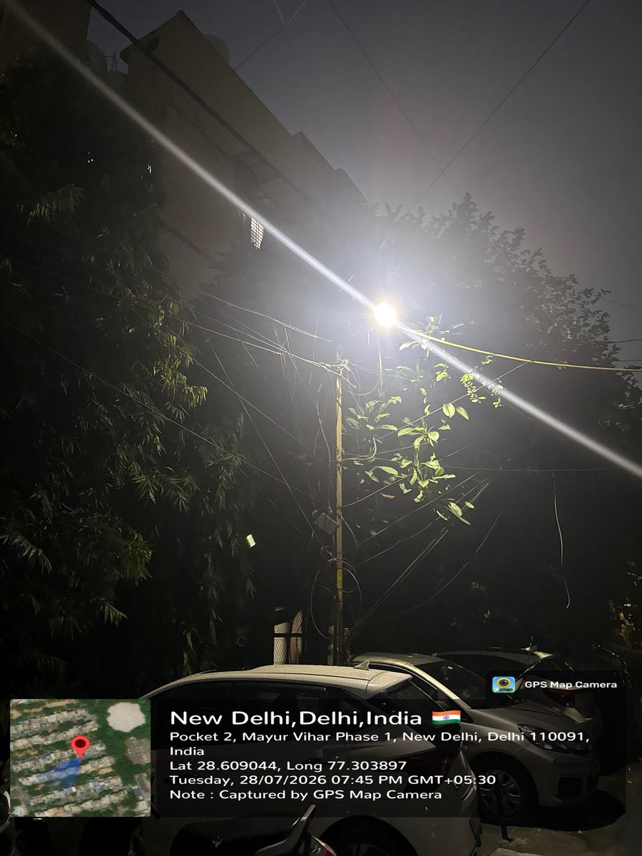 ritesh0512's tweet photo. @MCD_Delhi See the situation of light at pole installed at 386, pocket 2 , Mayur Vihar phase 1,Delhi 91. Can you guys fix it? It’s being non functional since a week. https://t.co/AUNZoy2WBr