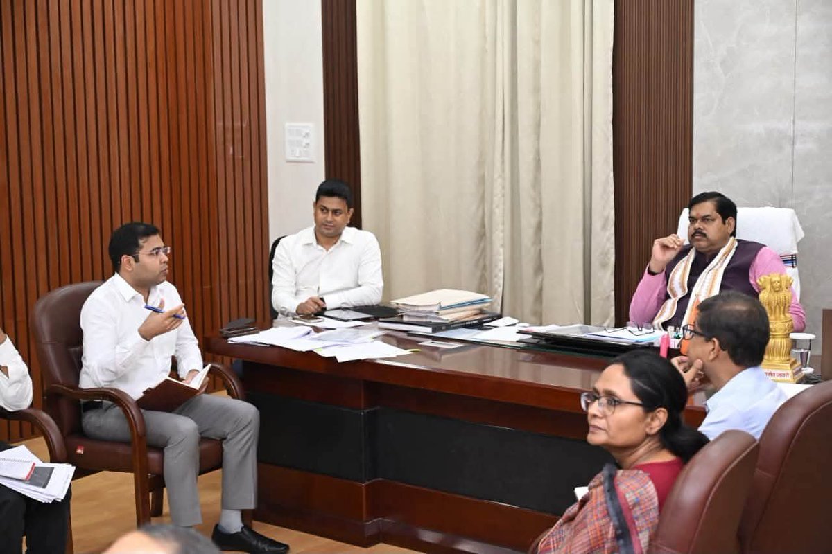 scertbihar's tweet photo. आज SCERT, बिहार की समीक्षा बैठक में माननीय शिक्षा मंत्री श्री मिथिलेश कुमार तिवारी जी की अध्यक्षता में राज्य में गुणवत्तापूर्ण शिक्षा को और सुदृढ़ बनाने के उद्देश्य से महत्वपूर्ण निर्णय लिए गए।बैठक में विशेष सचिव श्री धर्मेंद्र कुमार एवं निदेशक श्री यतेंद्र कुमार पाल उपस्थित रहे https://t.co/r5E4Q5FsZN