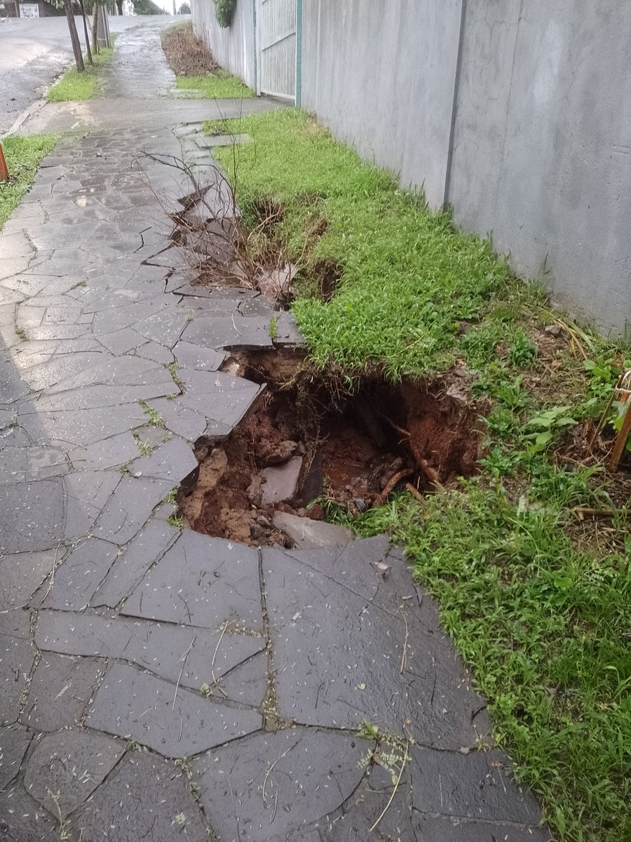 RomuloCorreaRS's tweet photo. @dmaepoa @SebastiaoMelo 
Demanda, vulgo cratera na rua edmundo bastian próximo ao número 1061, vamos espera o mudo do condomínio cair????? https://t.co/uLCmAGOmXl