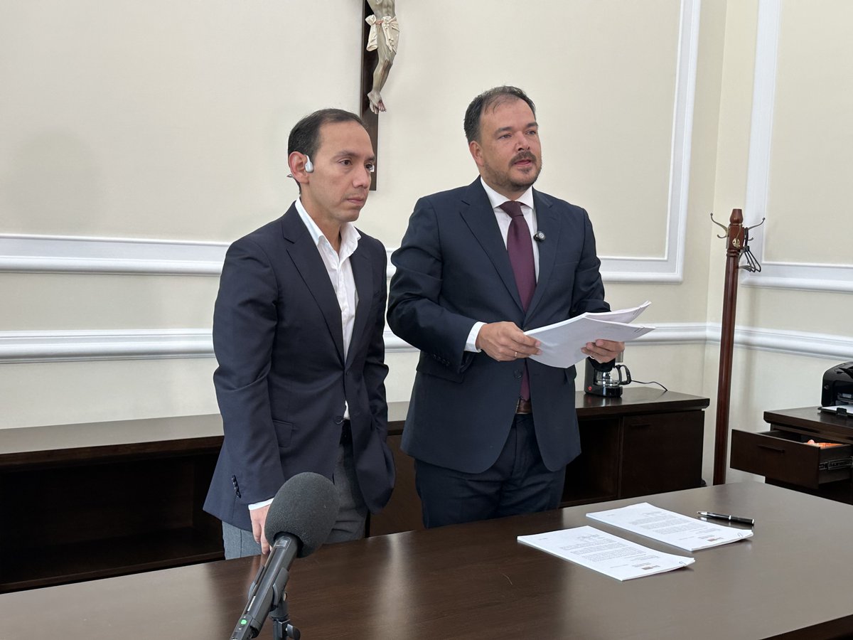 CamaraColombia's tweet photo. #CámaraInforma | El representante @juanmlondonoj radicó cinco iniciativas:   

📌 Matrículas universitarias por impuestos 
📌 Ley 2.0 anti contrabando.  
📌 Colombia digital anti tramites.  
📌 Ley nacional de seguridad y porte de armas. 🧵 https://t.co/vDTyACeOc3