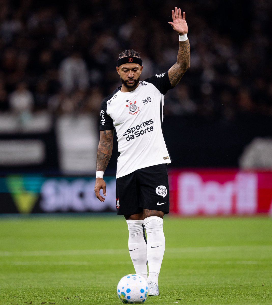 futebol_info's tweet photo. 🚨 Aliados políticos de Osmar Stábile, presidente do Corinthians, cogitam deixar de apoiá-lo caso a renovação de contrato com Memphis Depay seja assinada.

Os principais pontos de discussão são o tempo de contrato e a forma de pagamento da dívida de R$ 42 milhões. As lesões do atacante também preocupam.

Ainda assim, a permanência do holandês é tratada com otimismo nos bastidores do clube.

Depay queria um contrato de 3 anos, mas aceitou 2 anos. A dívida será parcelada sem juros, multas ou correções. O novo salário será de cerca de R$ 2 milhões por mês.

🗞️ @UOL | @FabioLazaro_ 
📸 Rodrigo Coca/SCCP