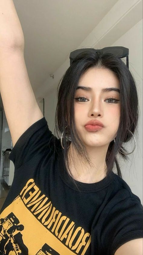 BotafogoDigao's tweet photo. Selfie mood bold pose, confident gaze, and a graphic tee that keeps it casual chic
WYGO https://t.co/hmbDJZluA5