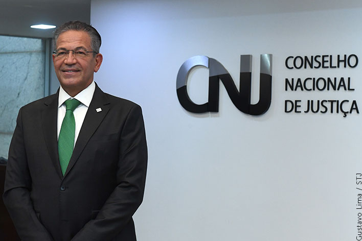 RicardoBerezin's tweet photo. 🚨 ALERTA DE PENDURICALHO

Vocês se lembram da licença-compensatória, o penduricalho por excesso de trabalho? O digníssimo presidente do Conselho Nacional de Justiça decidiu que todos os magistrados têm direito a recebê-la retroativamente a 2015

Detalhe: auditoria do próprio CNJ não havia incluído a licença-compensatória no cálculo dos retroativos em razão “da inconstitucionalidade declarada pelo STF”. O ministro Mauro Campbell deu de ombros, afinal, a Constituição pode até ser importante, mas ele é mais

Para completar, o ministro determinou que o cálculo da licença-compensatória retroativa deve considerar, além do subsídio, dos juros e da correção monetária, outros penduricalhos, tais como Adicional por Tempo de Serviço, Abono Permanência, Gratificação por Exercício Cumulativo de Jurisdição (GAJU) e até auxílio-alimentação

A GAJU, diga-se, serviu de inspiração para a criação da própria licença-compensatória, benefício para o qual nunca houve lei, mas que Augusto Aras e Luís Roberto Barroso decidiram impor à sociedade brasileira mesmo assim 👍

O impacto financeiro de tudo isso? Um mistério. Somente TJSP e TJMG querem transferir R$ 7,6 bilhões a seus membros em retroativos - mas sem considerar a licença-compensatória

Enfim, você que se vire para pagar. Quem mandou ser pobre em um país cheio de juízes ricos
